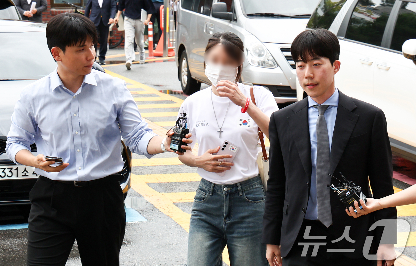 (서울=뉴스1) 최지환 기자 = 잠실 개표소 봉쇄 시위에서 체육단체 관계자들의 진입을 막아 '올다르크'(올림픽공원+잔 다르크)로 불린 여성 A 씨가 10일 오후 서울 송파구 송파경 …