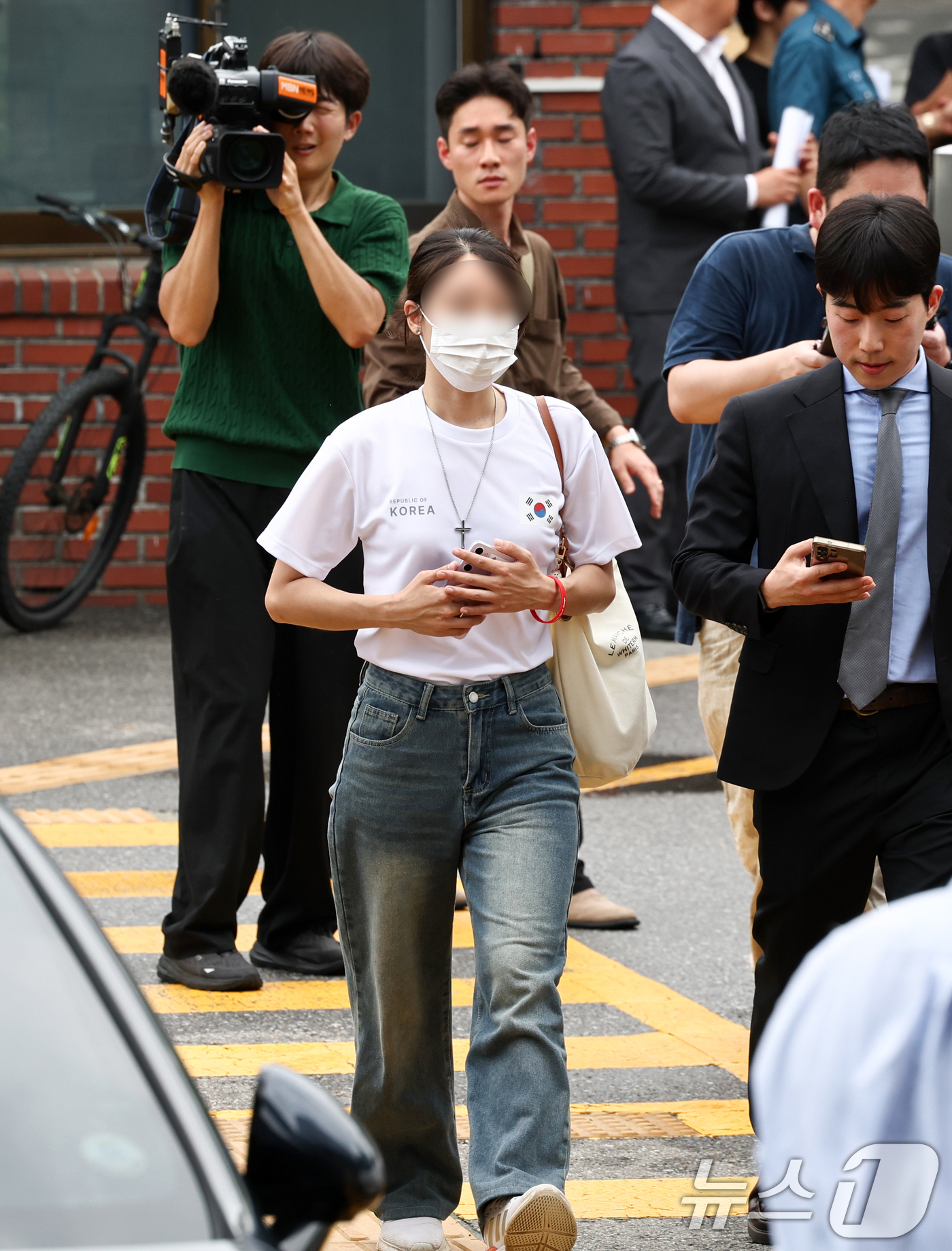 (서울=뉴스1) 최지환 기자 = 잠실 개표소 봉쇄 시위에서 체육단체 관계자들의 진입을 막아 '올다르크'(올림픽공원+잔 다르크)로 불린 여성 A 씨가 10일 오후 서울 송파구 송파경 …
