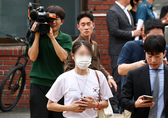 경찰 출석하는 잠실 개표소 '올다르크' 30대 여성