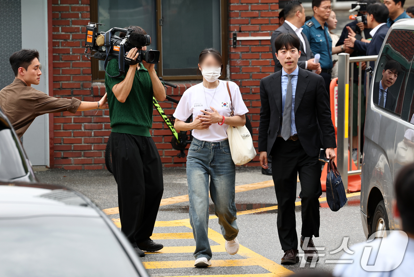 (서울=뉴스1) 최지환 기자 = 잠실 개표소 봉쇄 시위에서 체육단체 관계자들의 진입을 막아 '올다르크'(올림픽공원+잔 다르크)로 불린 여성 A 씨가 10일 오후 서울 송파구 송파경 …
