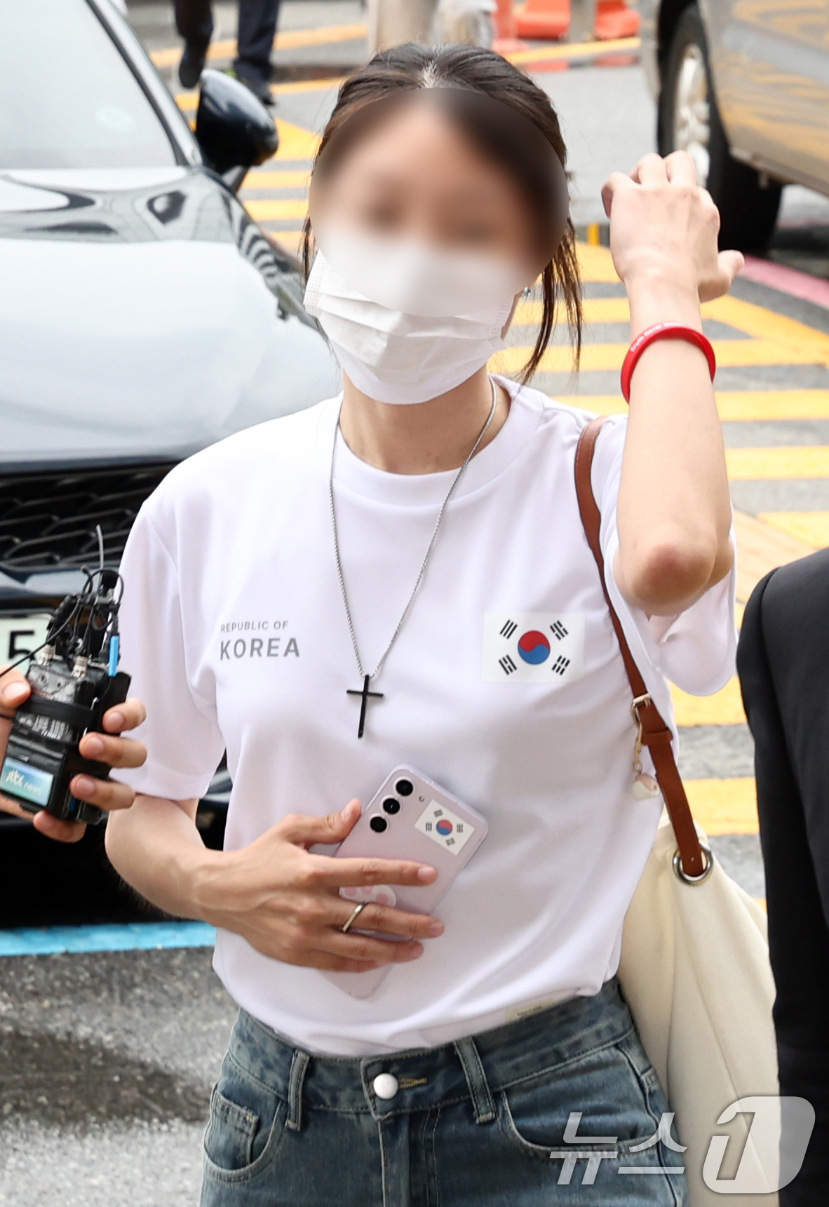 (서울=뉴스1) 최지환 기자 = 잠실 개표소 봉쇄 시위에서 체육단체 관계자들의 진입을 막아 '올다르크'(올림픽공원+잔 다르크)로 불린 여성 A 씨가 10일 오후 서울 송파구 송파경 …