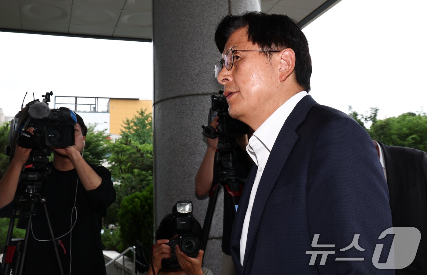 본문 이미지 - 잠실 개표소 봉쇄 시위에서 체육단체 관계자들의 진입을 막아 '올다르크'(올림픽공원+잔 다르크)로 불린 여성 A 씨의 변호인을 맡은 황교안 자유와혁신 대표가 10일 오후 서울 송파구 송파경찰서에 들어가고 있다. ⓒ 뉴스1 최지환 기자