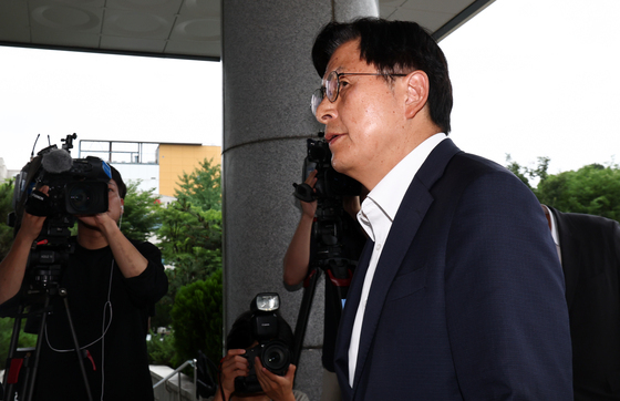 '올다르크' 변호 위해 송파경찰서 들어가는 황교안
