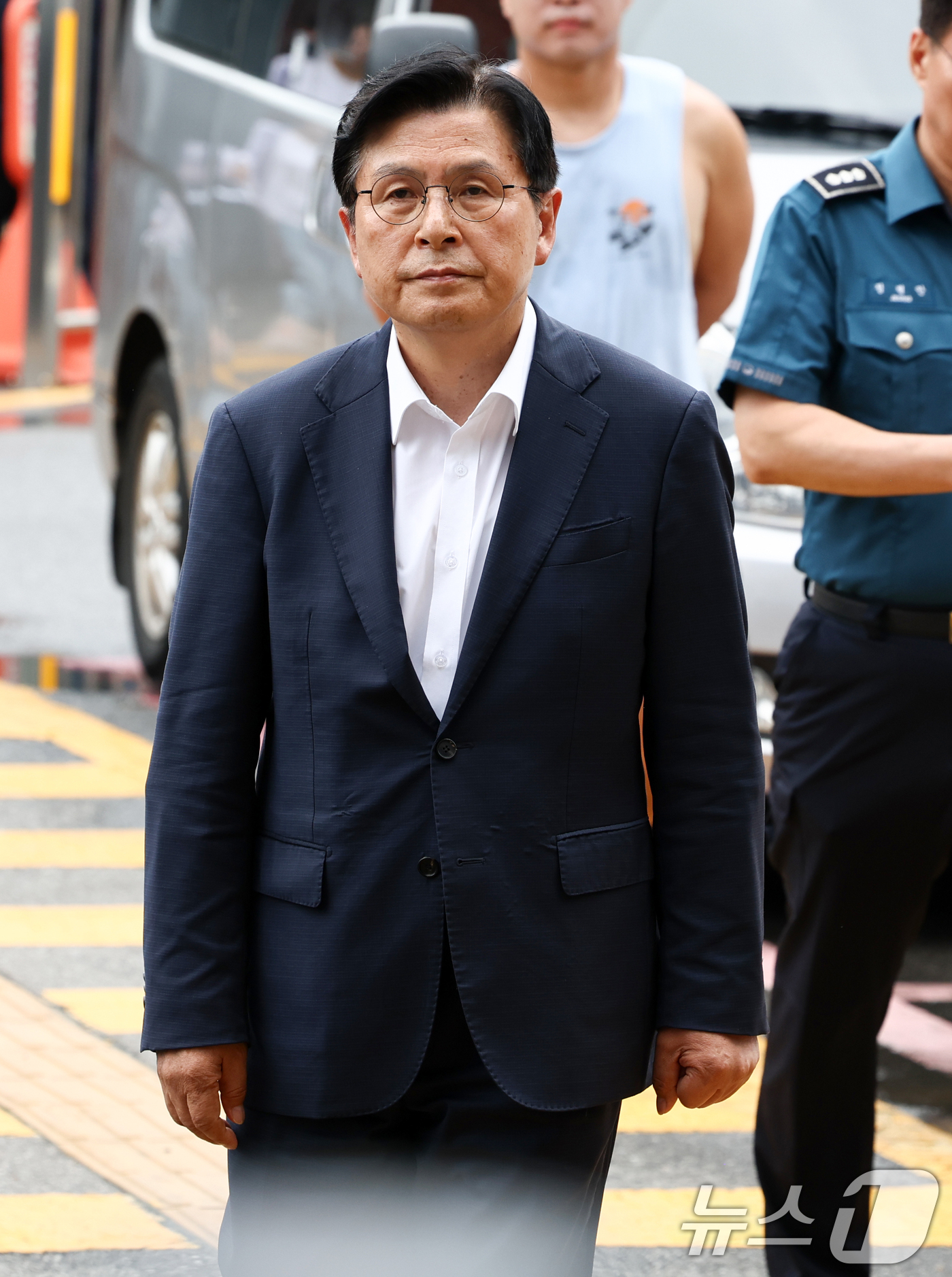 (서울=뉴스1) 최지환 기자 = 잠실 개표소 봉쇄 시위에서 체육단체 관계자들의 진입을 막아 '올다르크'(올림픽공원+잔 다르크)로 불린 여성 A 씨의 변호인을 맡은 황교안 자유와혁신 …