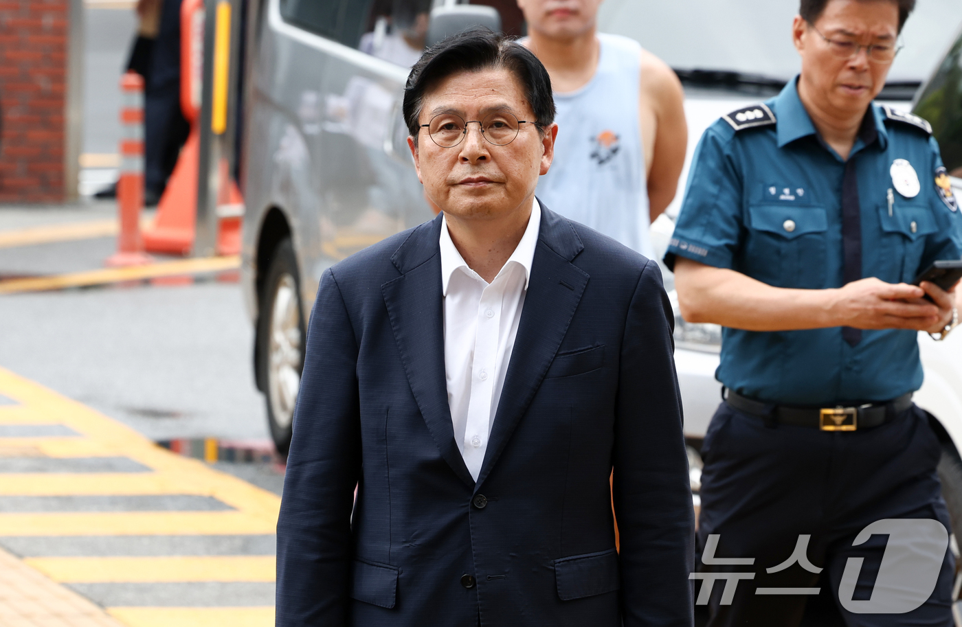 (서울=뉴스1) 최지환 기자 = 잠실 개표소 봉쇄 시위에서 체육단체 관계자들의 진입을 막아 '올다르크'(올림픽공원+잔 다르크)로 불린 여성 A 씨의 변호인을 맡은 황교안 자유와혁신 …