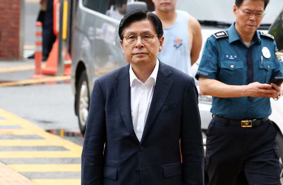 '올다르크' 변호 위해 경찰서 찾은 황교안