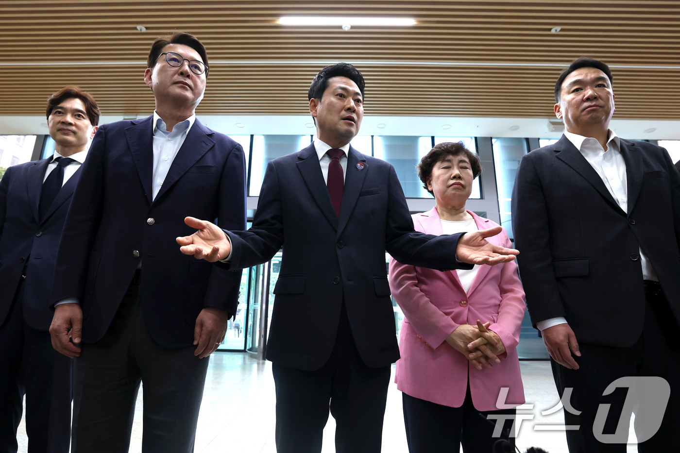 (서울=뉴스1) 이종수 기자 = 장동혁 국민의힘 대표가 10일 '장윤기 사건'과 관련해 서울 서대문구 경찰청을 항의 방문하며 발언하고 있다.  2026.7.10/뉴스1