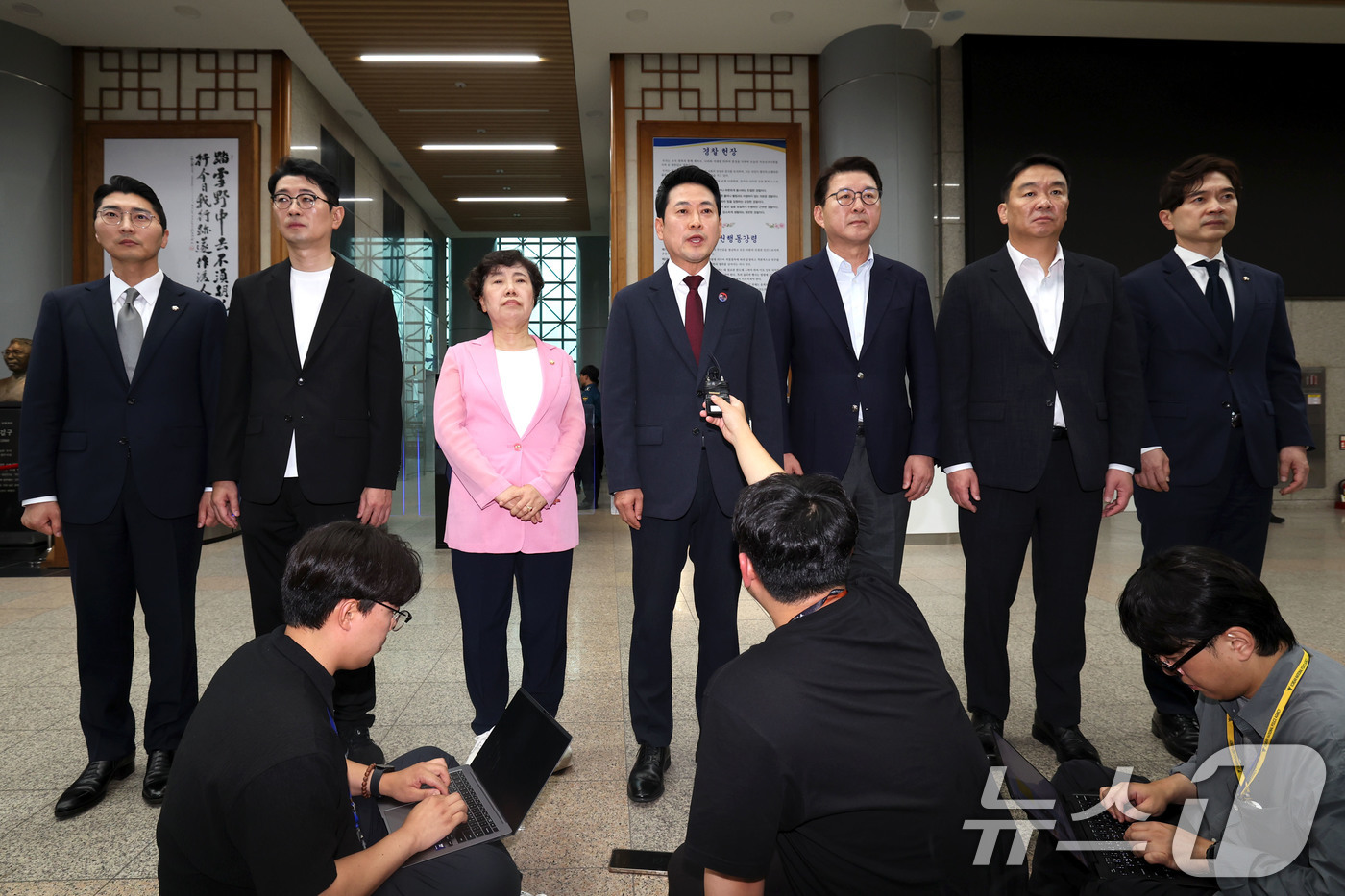 (서울=뉴스1) 이종수 기자 = 장동혁 국민의힘 대표가 10일  '장윤기 사건'과 관련 서울 서대문구 경찰청을 항의 방문하며 발언하고 있다. 2026.7.10/뉴스1