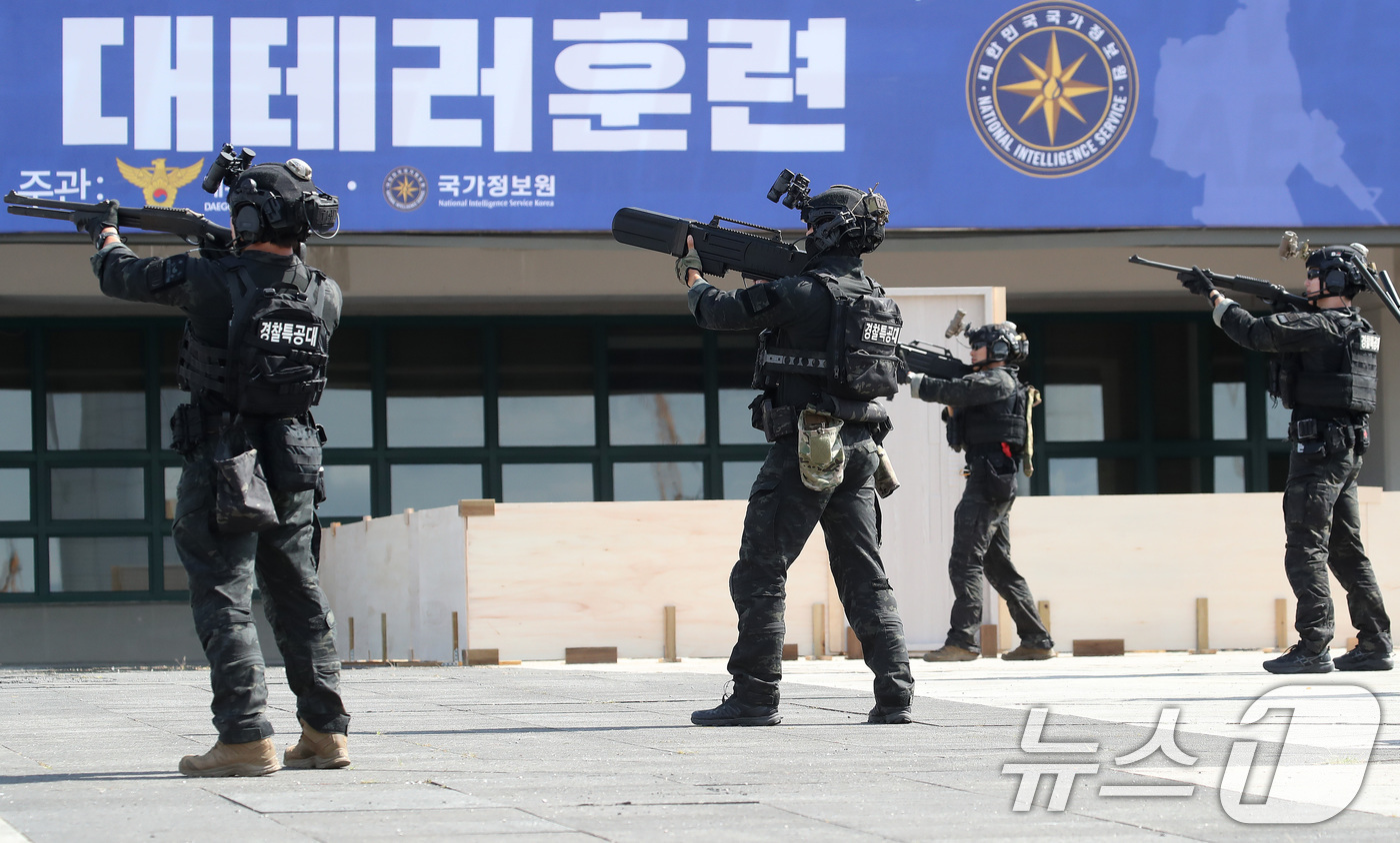 (대구=뉴스1) 공정식 기자 = 10일 오후 대구 수성구 대구스타디움 광장에서 열린 '2026 대구세계마스터즈 육상경기대회 대비 유관기관 합동 대테러 훈련'에 참여한 경찰특공대가 …