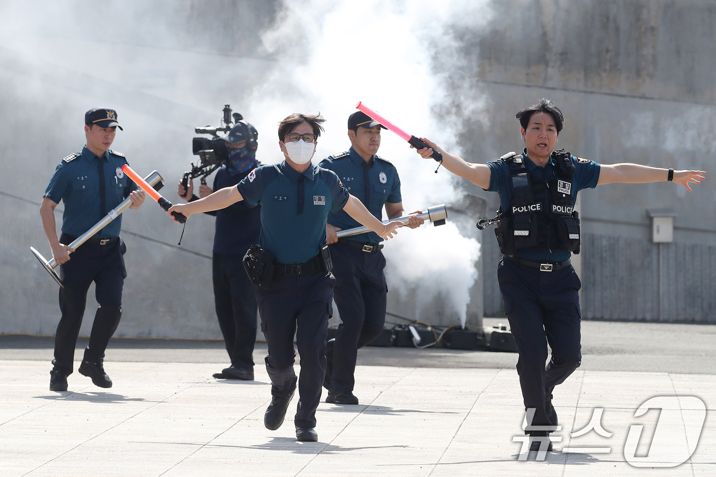 (대구=뉴스1) 공정식 기자 = 10일 오후 대구 수성구 대구스타디움 광장에서 열린 '2026 대구세계마스터즈 육상경기대회 대비 유관기관 합동 대테러 훈련'에서 경찰이 화학물질 살 …