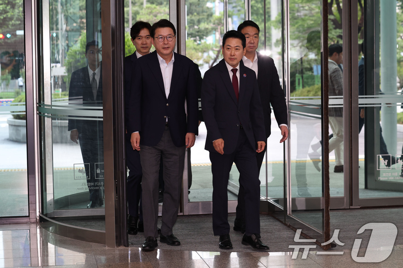 (서울=뉴스1) 이종수 기자 = 장동혁 국민의힘 대표와 신동욱 최고위원, 정희용 사무총장, 박성훈 수석대변인이 10일 '장윤기 사건'과 관련해 서울 서대문구 경찰청을 항의 방문하고 …