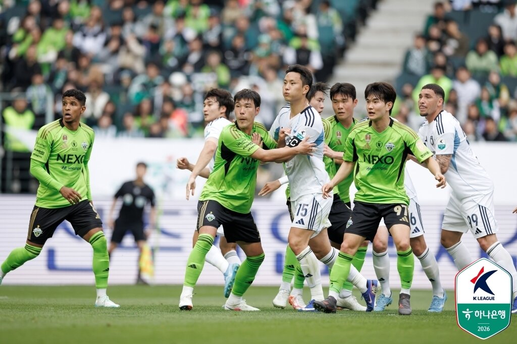 본문 이미지 - 울산 HD와 전북 현대가 11일 오후 7시 30분 울산 문수축구경기장에서 현대가 더비를 치른다. (한국프로축구연맹 제공)