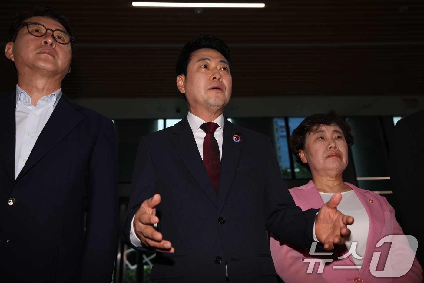 (서울=뉴스1) 이종수 기자 = 장동혁 국민의힘 대표가 10일 '장윤기 사건'과 관련해 서울 서대문구 경찰청을 항의 방문하고 있다. 2026.7.10/뉴스1