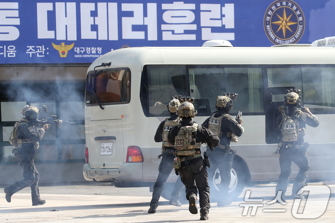 (대구=뉴스1) 공정식 기자 = 10일 오후 대구 수성구 대구스타디움 광장에서 열린 '2026 대구세계마스터즈 육상경기대회 대비 유관기관 합동 대테러 훈련'에서 201신속대응여단이 …