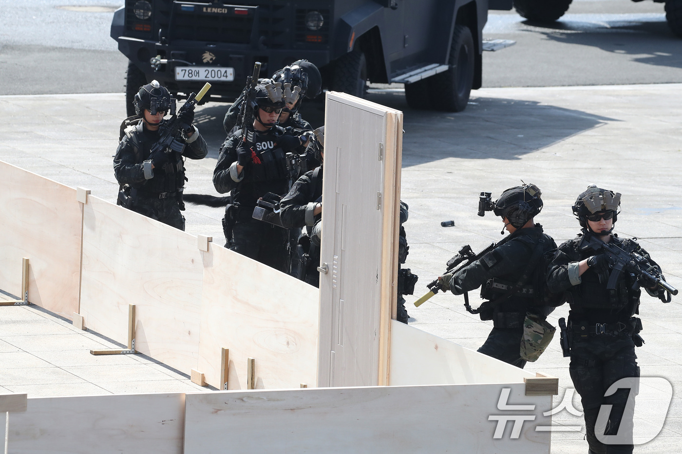 (대구=뉴스1) 공정식 기자 = 10일 오후 대구 수성구 대구스타디움 광장에서 열린 '2026 대구세계마스터즈 육상경기대회 대비 유관기관 합동 대테러 훈련'에서 경찰특공대가 테러 …