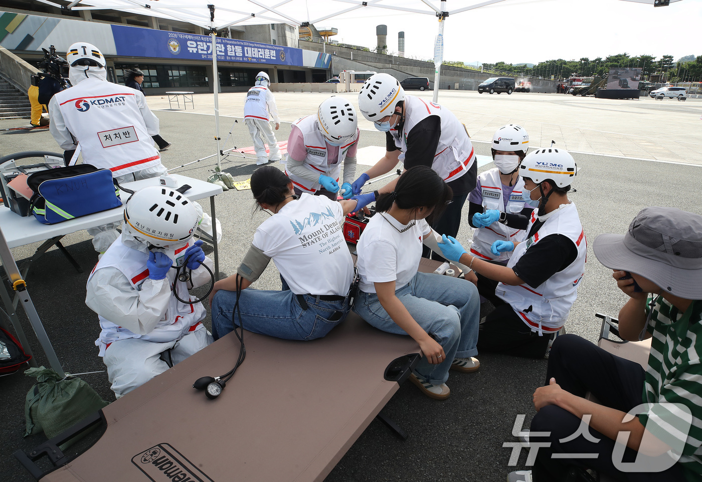 (대구=뉴스1) 공정식 기자 = 10일 오후 대구 수성구 대구스타디움 광장에서 열린 '2026 대구세계마스터즈 육상경기대회 대비 유관기관 합동 대테러 훈련'에서 의료진이 부상자를 …