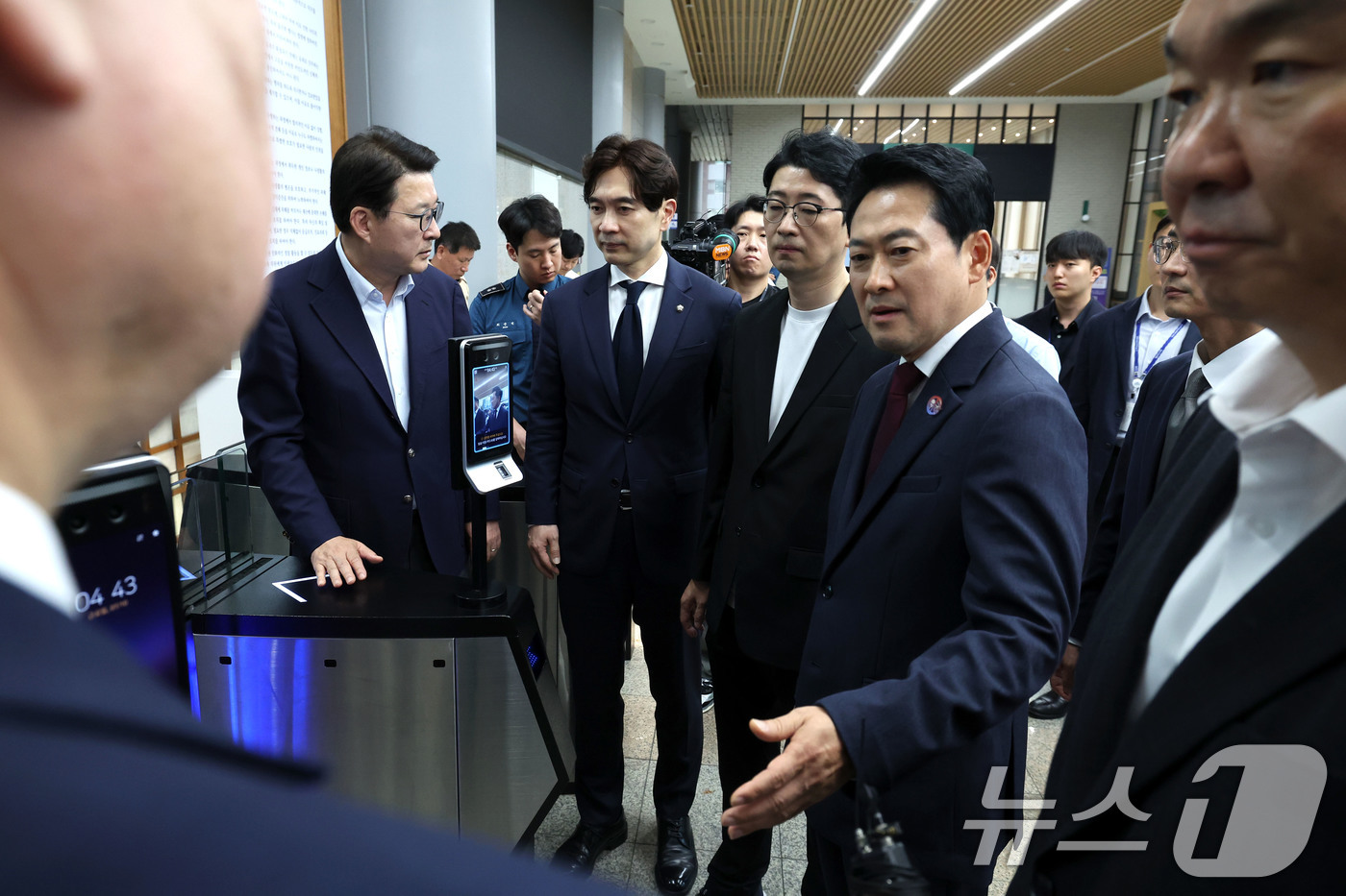 (서울=뉴스1) 이종수 기자 = 장동혁 국민의힘 대표를 비롯한 의원들이 10일  '장윤기 사건'과 관련해 서울 서대문구 경찰청을 항의 방문하고 있다. 2026.7.10/뉴스1