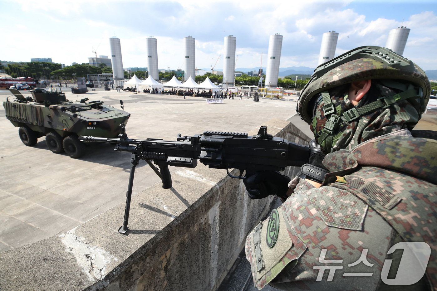 (대구=뉴스1) 공정식 기자 = 10일 오후 대구 수성구 대구스타디움 광장에서 열린 '2026 대구세계마스터즈 육상경기대회 대비 유관기관 합동 대테러 훈련'에서 50사단이 선수단 …