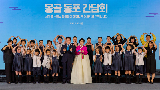 어린이들과 기념촬영하는 이재명 대통령 부부