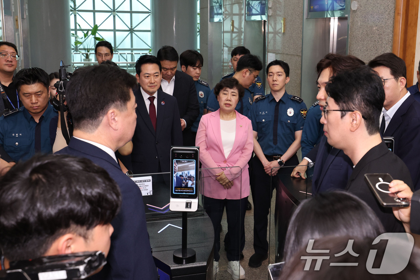 (서울=뉴스1) 이종수 기자 = 장동혁 국민의힘 대표, 조배숙, 주진우 의원 등이 10일  '장윤기 사건'과 관련해 서울 서대문구 경찰청을 항의 방문하며 경찰과 대치하고 있다. 2 …