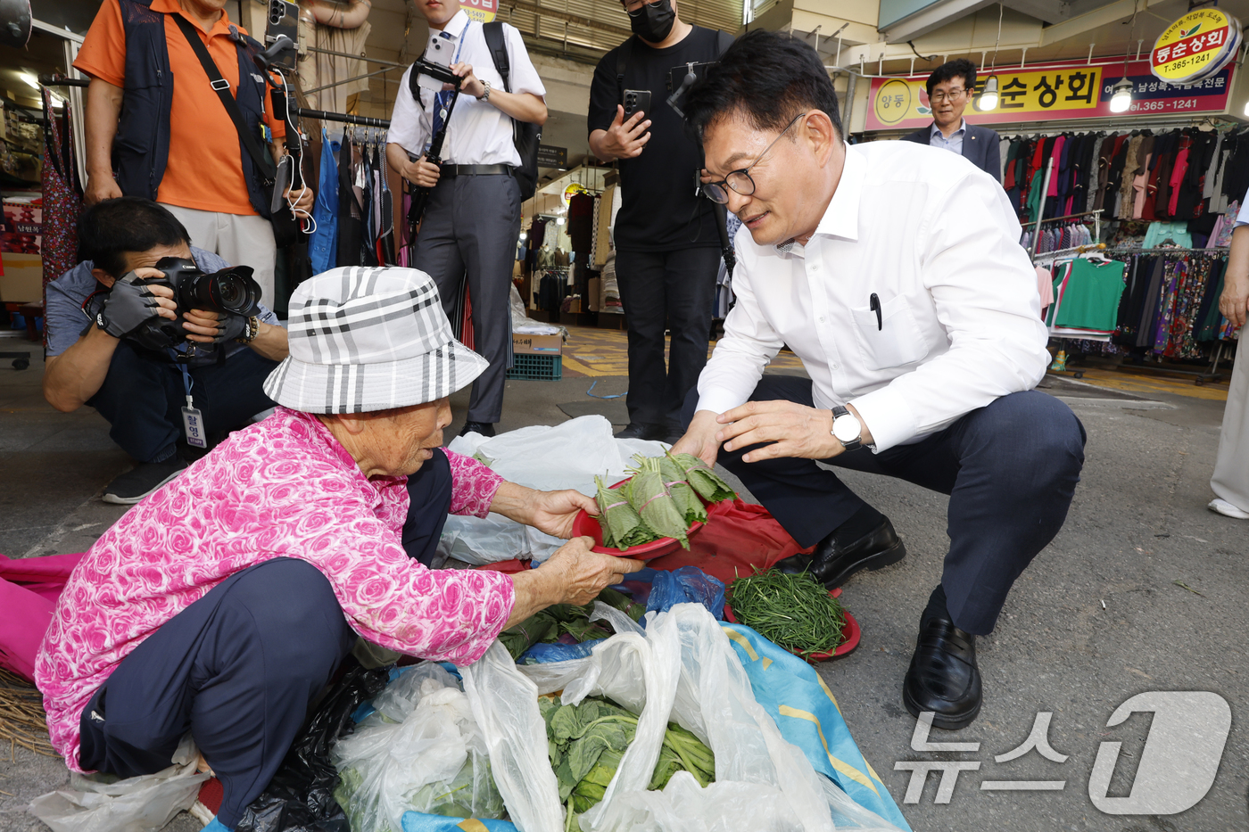 (광주=뉴스1) 김태성 기자 = 당권 도전을 선언한 송영길 더불어민주당 의원이 10일 오후 전남광주통합특별시 서구 양동시장을 찾아 깻잎 등 채소를 사고 있다.  2026.7.10/ …