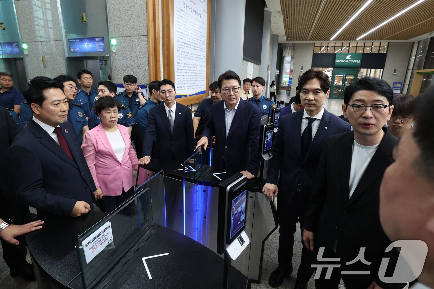 본문 이미지 - 장동혁 국민의힘 대표를 비롯한 의원들이 10일 '장윤기 사건'과 관련해 서울 서대문구 경찰청을 항의 방문해 경찰과 대치하고 있다. 이날 장 대표는 유재성 경찰청장 직무대행과의 면담에 취재진과 보좌관 등의 출입을 막는 경찰과 대치하다 면담을 취소하고 돌아갔다. 2026.7.10 ⓒ 뉴스1 이종수 기자