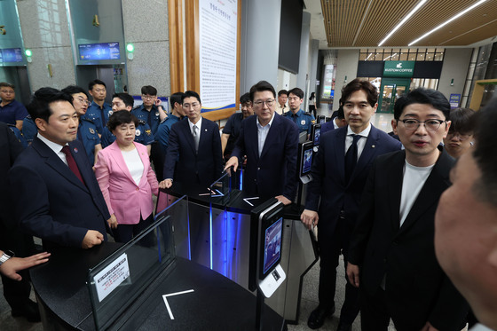 경찰과 대치하는 국민의힘 의원들