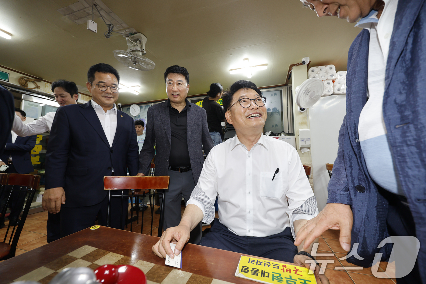 (광주=뉴스1) 김태성 기자 = 당권 도전을 선언한 송영길 더불어민주당 의원이 10일 오후 전남광주통합특별시 서구 양동시장을 찾아 고 노무현 전 대통령이 국밥을 먹었던 식당 자리에 …