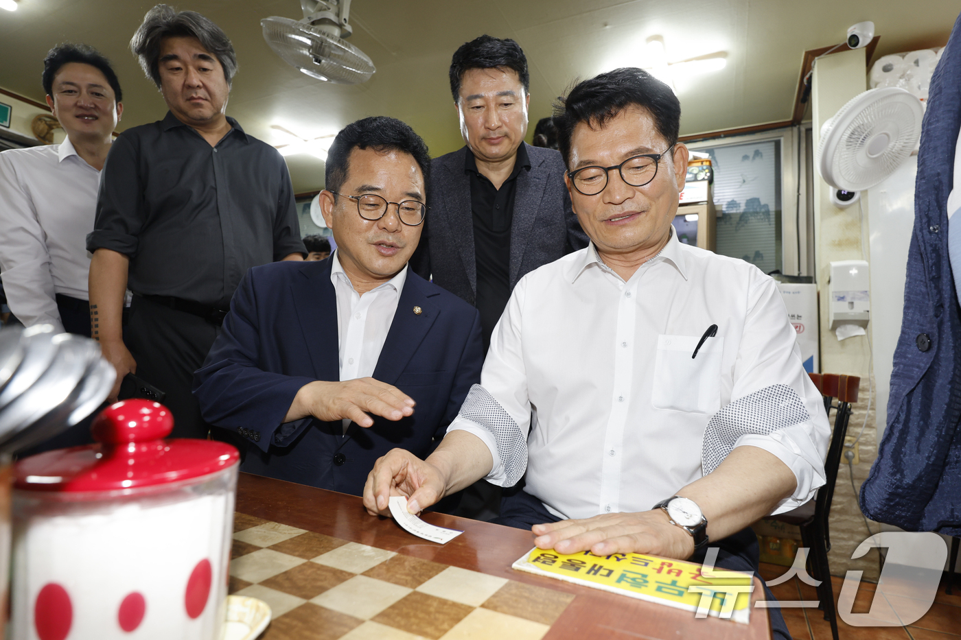(광주=뉴스1) 김태성 기자 = 당권 도전을 선언한 송영길 더불어민주당 의원이 10일 오후 전남광주통합특별시 서구 양동시장을 찾아 고 노무현 전 대통령이 국밥을 먹었던 식당 자리에 …
