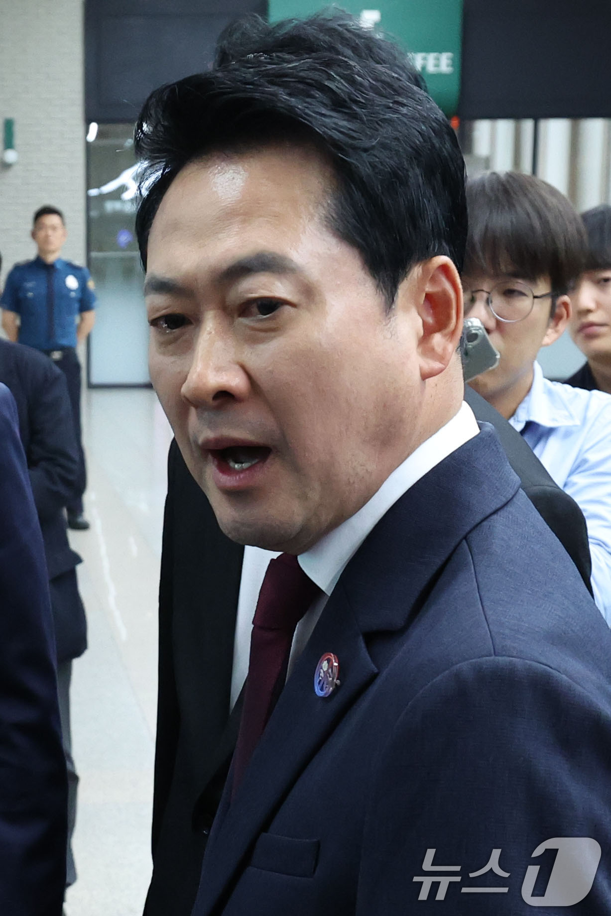 (서울=뉴스1) 이종수 기자 = 장동혁 국민의힘 대표가 10일 '장윤기 사건'과 관련 서울 서대문구 경찰청을 방문해 항의하고 있다. 2026.7.10/뉴스1