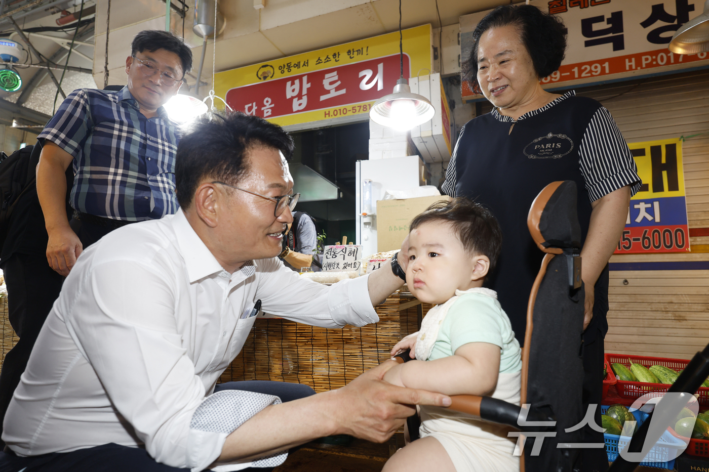 (광주=뉴스1) 김태성 기자 = 당권 도전을 선언한 송영길 더불어민주당 의원이 10일 오후 전남광주통합특별시 서구 양동시장을 찾아 한 어린이와 인사를 나누고 있다. 2026.7.1 …