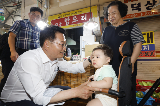 송영길 '어린이와 눈맞춤 인사'