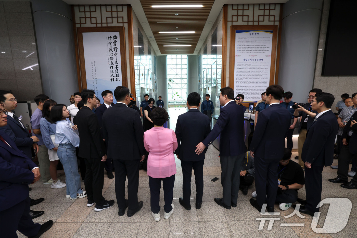 (서울=뉴스1) 이종수 기자 = 장동혁 국민의힘 대표를 비롯한 의원들이 10일  '장윤기 사건'과 관련 서울 서대문구 경찰청을 항의 방문해 경찰과 대치하고 있다.이날 장 대표와 의 …