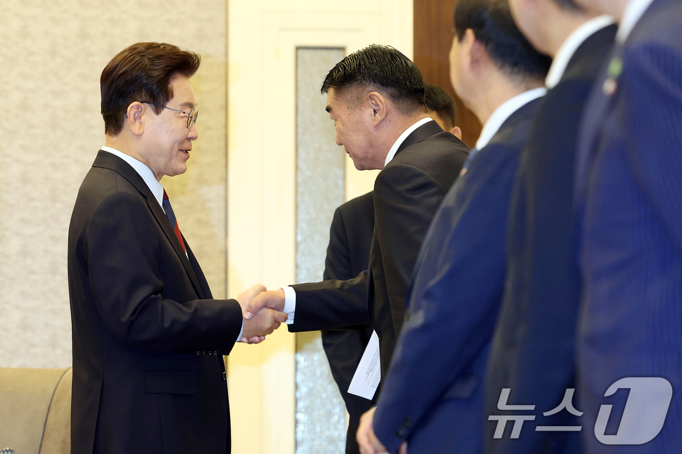 (울란바타르(몽골))=뉴스1) 이재명 기자 = 몽골을 국빈 방문 중인 이재명 대통령이 10일(현지시간) 울란바타르 한 호텔에서 산닥 뱜바척트 국회의장과 악수하고 있다. 2026.7 …