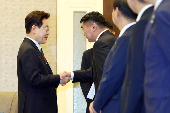 이재명 대통령, 몽골 국회의장과 악수