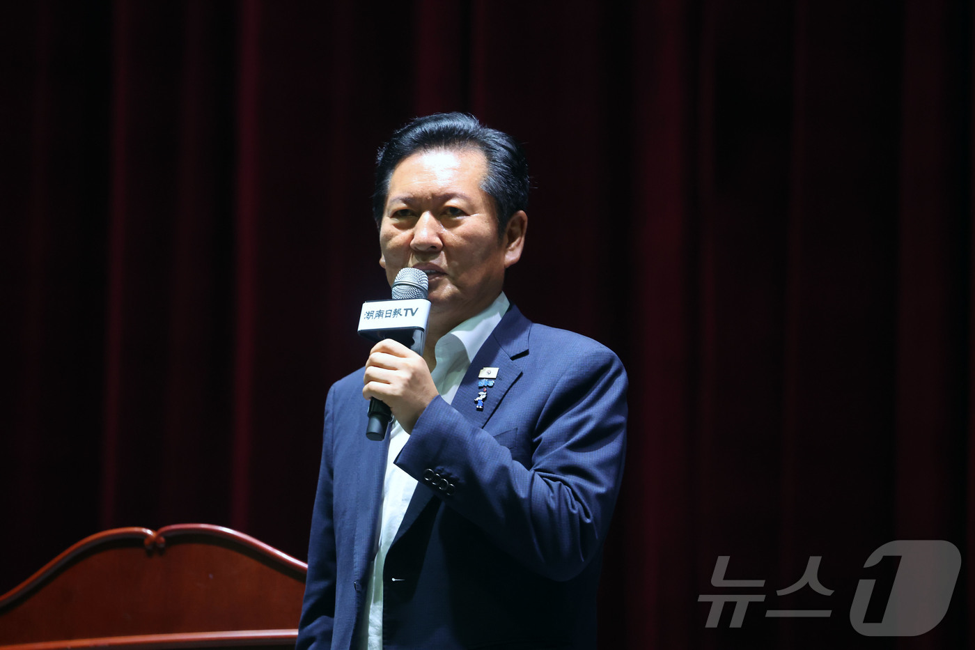 (광주=뉴스1) 조수민 기자 = 정청래 더불어민주당 전 대표가 10일 오후 전남광주통합특별시 동구 조선대학교 해오름관에서 '국민이 지킨 나라, 민주적 국민정당'을 주제로 특별 강연 …
