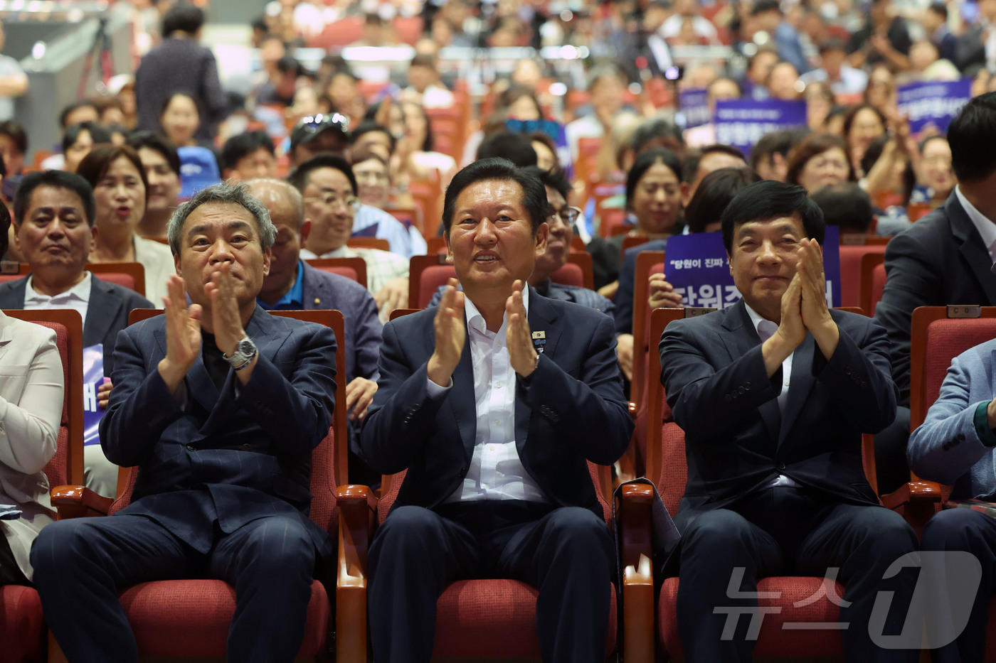 (광주=뉴스1) 조수민 기자 = 정청래 더불어민주당 전 대표(앞줄 가운데)가 10일 오후 전남광주통합특별시 동구 조선대학교 해오름관에서 '국민이 지킨 나라, 민주적 국민정당'을 주 …
