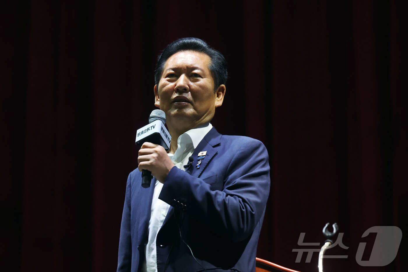 본문 이미지 - 정청래 더불어민주당 전 대표가 10일 오후 전남광주통합특별시 동구 조선대학교 해오름관에서 '국민이 지킨 나라, 민주적 국민정당'을 주제로 특별 강연을 하고 있다. 2026.7.10 ⓒ 뉴스1 조수민 기자