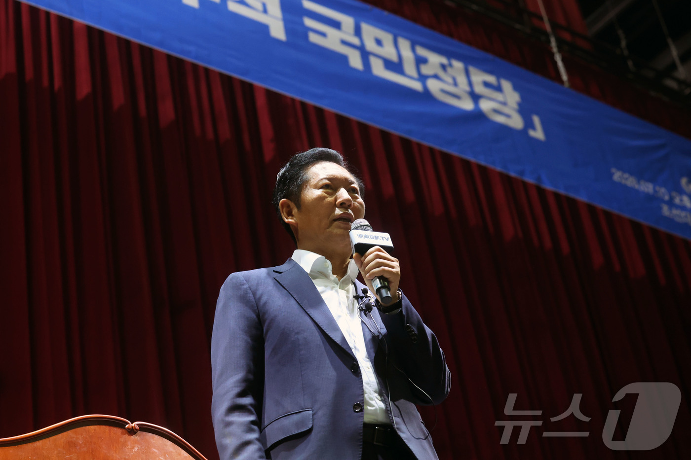 (광주=뉴스1) 조수민 기자 = 정청래 더불어민주당 전 대표가 10일 오후 전남광주통합특별시 동구 조선대학교 해오름관에서 '국민이 지킨 나라, 민주적 국민정당'을 주제로 특별 강연 …