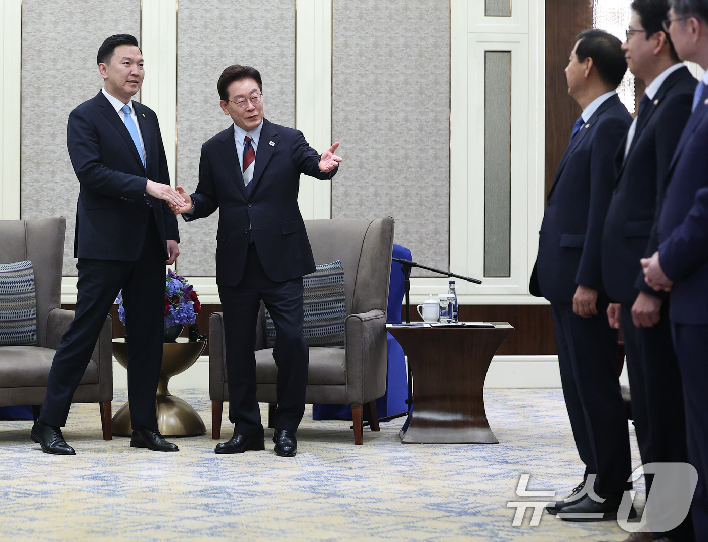 (울란바타르(몽골))=뉴스1) 이재명 기자 = 몽골을 국빈 방문 중인 이재명 대통령이 10일(현지시간) 울란바타르 한 호텔에서 냠오소르 오츠랄 총리에게 우리측 수행원을 소개하고 있 …