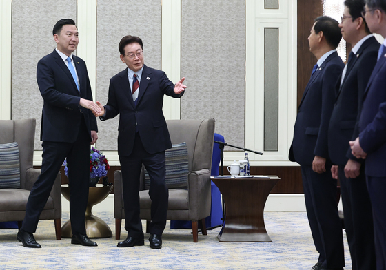한국측 인사 소개하는 이재명 대통령