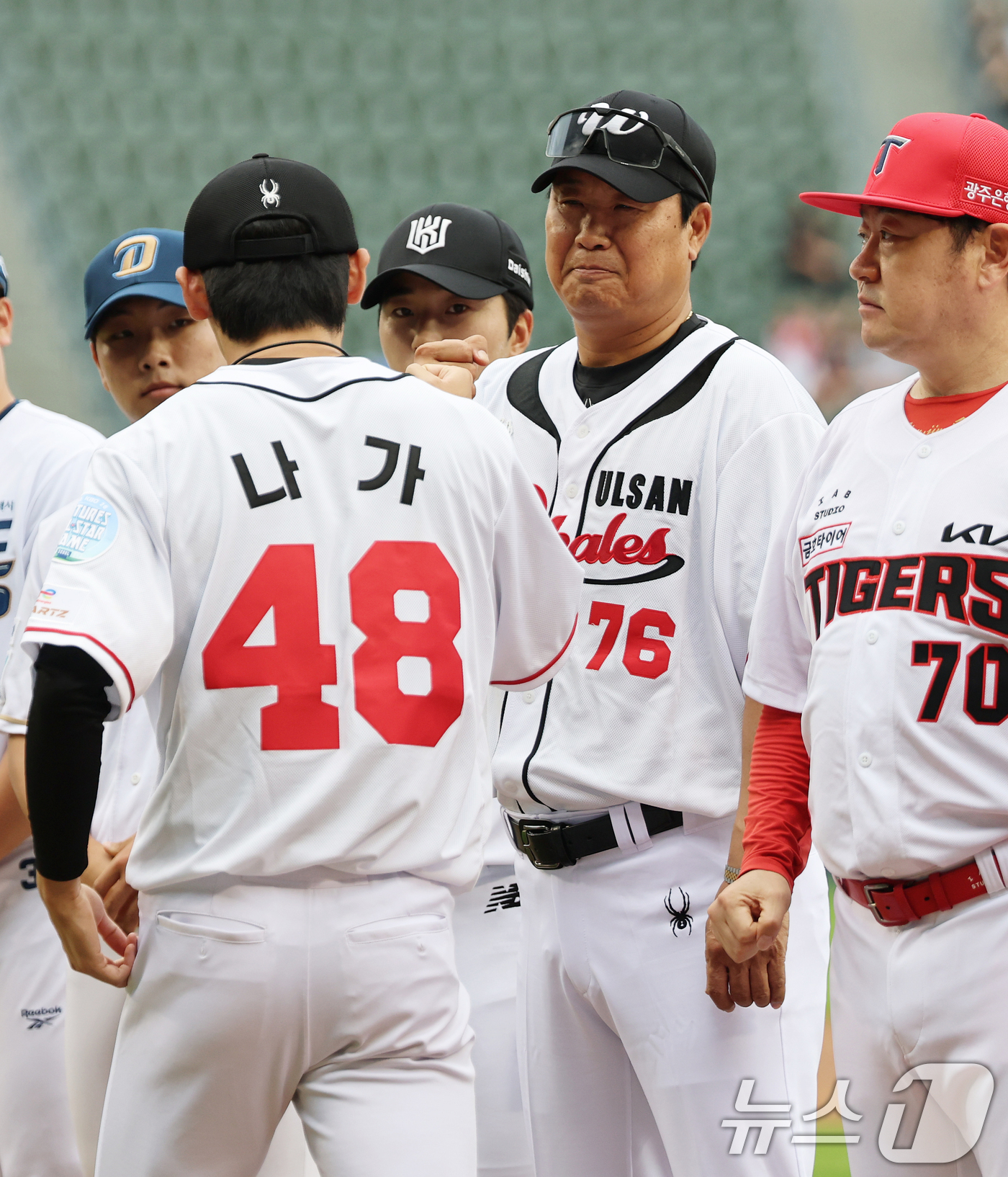 (서울=뉴스1) 오대일 기자 = 10일 서울 송파구 잠실야구장에서 열린 '2026 프로야구 KBO 퓨처스(2군) 올스타전' 북부리그와 남부리그의 경기에 앞서 창단 후 첫 올스타전 …