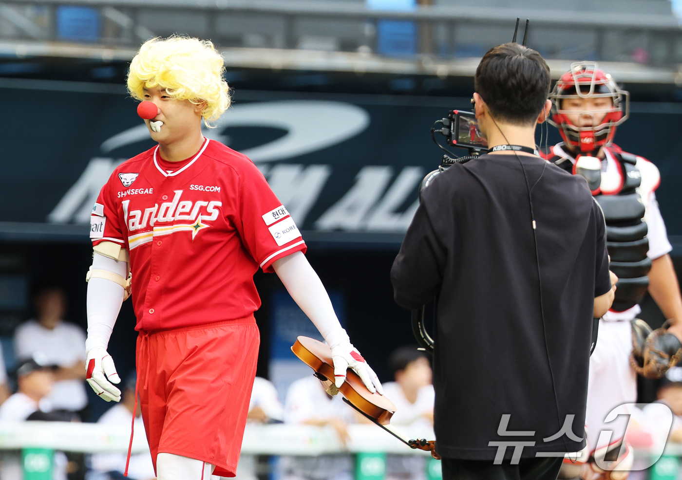 (서울=뉴스1) 오대일 기자 = 10일 서울 송파구 잠실야구장에서 열린 '2026 프로야구 KBO 퓨처스(2군) 올스타전' 북부리그와 남부리그의 경기에서 SSG 안재연이 퍼포먼스를 …