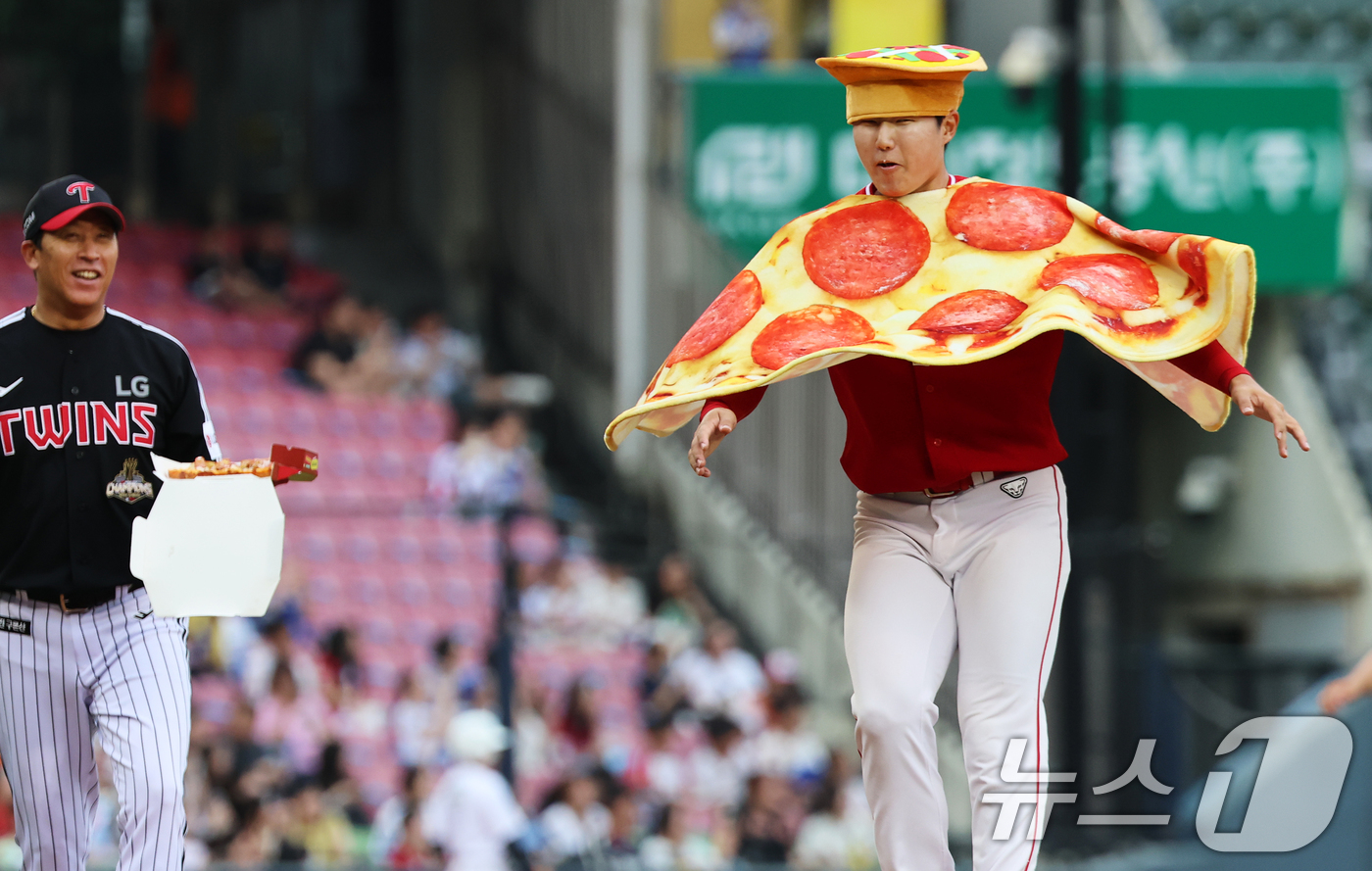 (서울=뉴스1) 오대일 기자 = 10일 서울 송파구 잠실야구장에서 열린 '2026 프로야구 KBO 퓨처스(2군) 올스타전' 북부리그와 남부리그의 경기에서 2회 구원 등판한 SSG …
