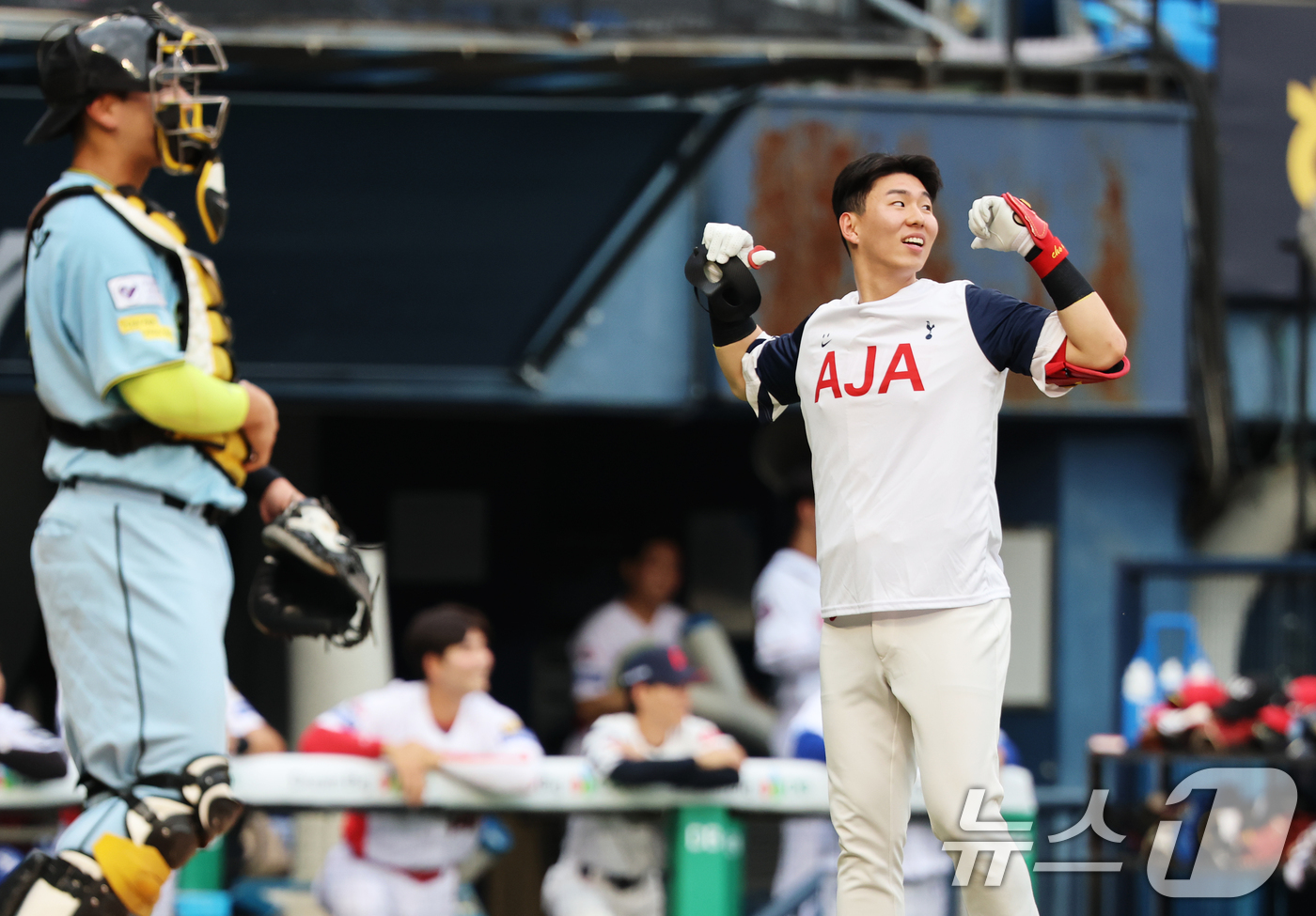 (서울=뉴스1) 오대일 기자 = 10일 서울 송파구 잠실야구장에서 열린 '2026 프로야구 KBO 퓨처스(2군) 올스타전' 북부리그와 남부리그의 경기에서 롯데 조민영이 퍼포먼스를 …