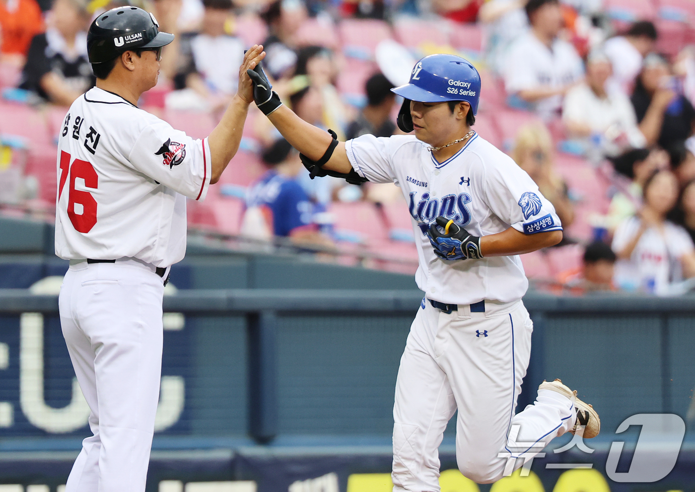 (서울=뉴스1) 오대일 기자 = 10일 서울 송파구 잠실야구장에서 열린 '2026 프로야구 KBO 퓨처스(2군) 올스타전' 북부리그와 남부리그의 경기에서 2회 솔로 홈런을 쏘아올린 …