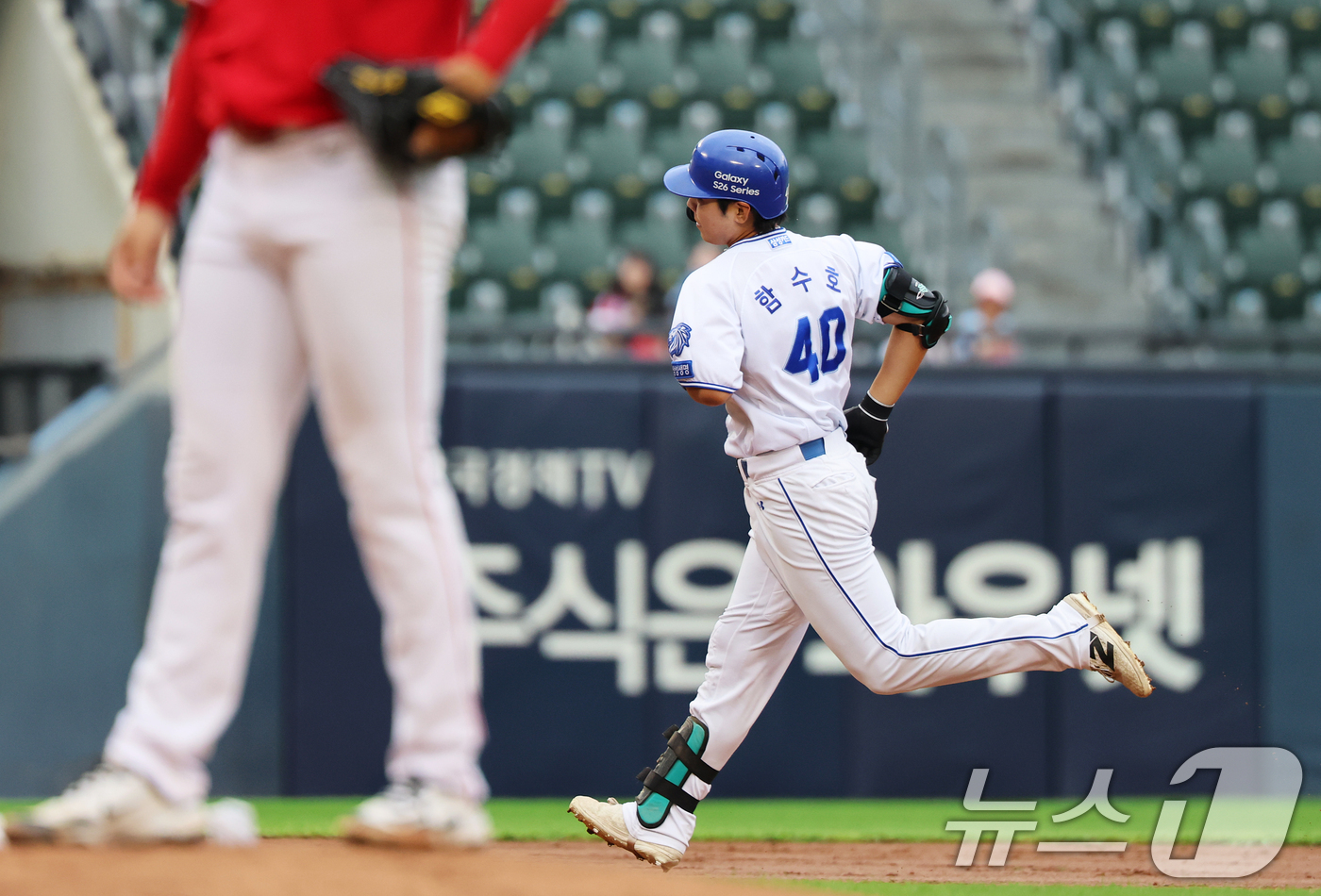 (서울=뉴스1) 오대일 기자 = 10일 서울 송파구 잠실야구장에서 열린 '2026 프로야구 KBO 퓨처스(2군) 올스타전' 북부리그와 남부리그의 경기에서 2회 솔로 홈런을 쏘아올린 …