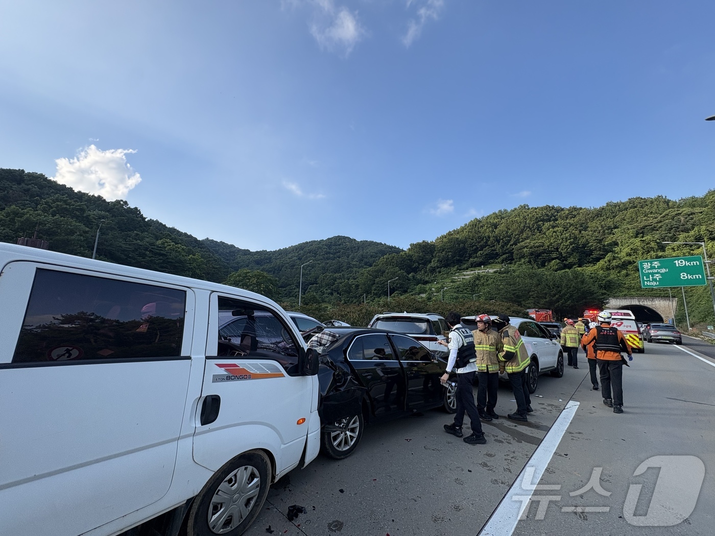 (광주=뉴스1) 조수민 기자 = 10일 오후 5시 27분쯤 나주시 문평면 광주방향 광주무안고속도로에서 발생한 10중 추돌사고로 3명이 다쳤다. (전남광주통합특별시소방본부 제공. 재 …