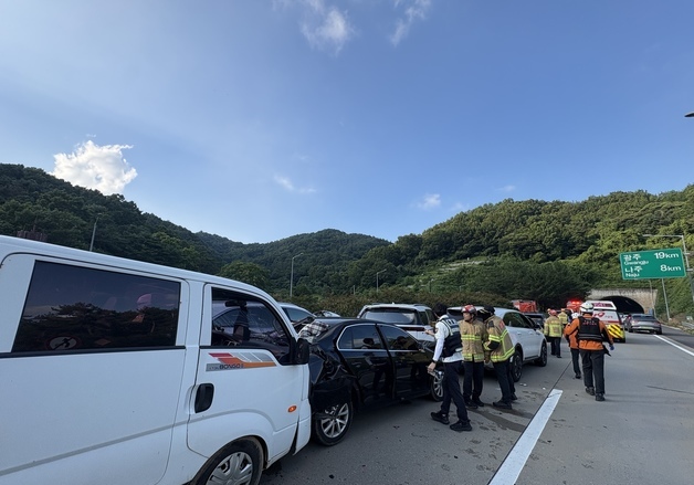 광주무안고속도로서 연쇄 추돌 사고…3명 중·경상
