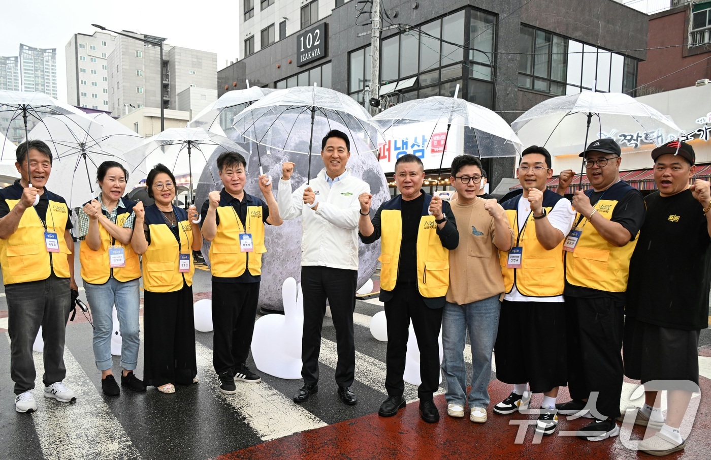 (서울=뉴스1) = 오세훈 서울시장이 10일 서울 중랑구 상봉먹자골목을 방문해 상인들과 기념 촬영을 하고 있다. (서울시 제공. 재판매 및 DB 금지) 2026.7.10/뉴스1